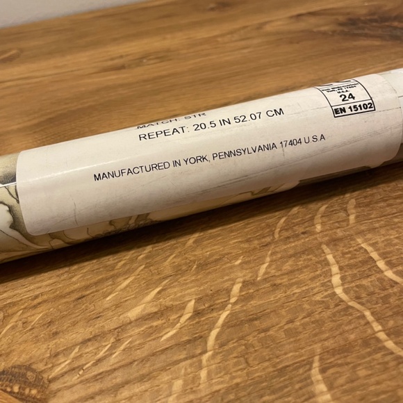 RoomMates Peel and Stick Wallpaper Watercolor Floral Bouquet RMK12030WP NEW - Picture 5 of 10